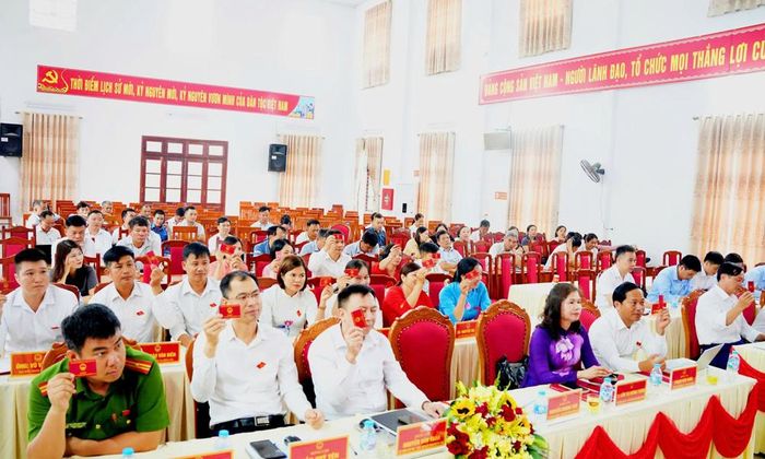 Đại biểu HĐND xã biểu quyết thông qua nghị quyết tại kỳ họp.