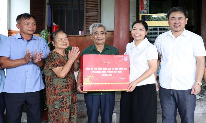 Các đồng chí lãnh đạo xã Biên Sơn tặng quà cho ông Trần Thế Dục.