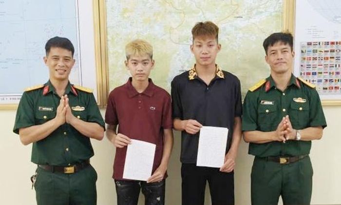 Ban Chỉ huy Quân sự xã Yên Định tiếp nhận đơn tình nguyện nhập ngũ của thanh niên Mạc Trường Hướng (thứ 2, bên phải).