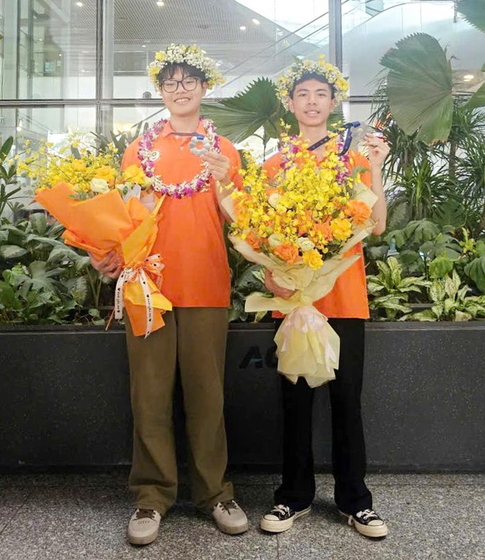 Hai em Thân Đức Chính (bên trái) và Phùng Quang Hưng đoạt Huy chương Bạc tại Olympic Sinh học quốc tế năm 2026.