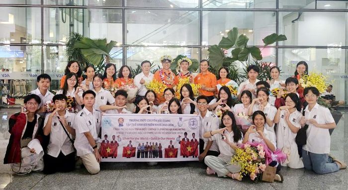 Cán bộ, giáo viên, học sinh Trường Trung học phổ thông Chuyên Bắc Giang vui mừng chào đón em Phùng Quang Hưng và Thân Đức Chính trở về sau cuộc thi Olympic Sinh học quốc tế.