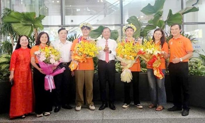 Lãnh đạo Sở Giáo dục và Đào tạo, Ban Giám hiệu Trường Trung học phổ thông Chuyên Bắc Giang, thầy cô giáo chúc mừng các em Thân Đức Chính và Phùng Quang Hưng đoạt Huy chương Bạc tại cuộc thi Olympic Sinh học quốc tế năm 2026.