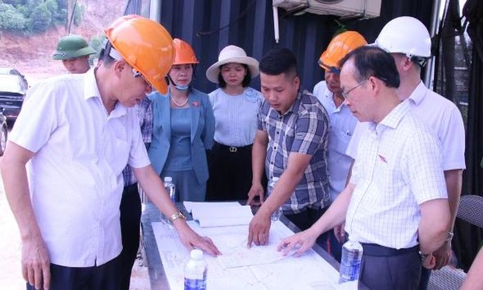 Đoàn giám sát khảo sát công tác khai thác khoáng sản tại Công ty TNHH Dịch vụ thương mại và vận tải Nam Huyền.
