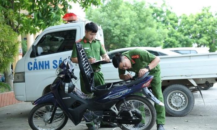 Cán bộ Công an phường khám xét phương tiện đối tượng dùng để gây án.