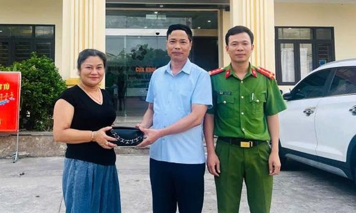 Anh Đỗ Văn Long và cán bộ Công an phường Bắc Giang trao trả chiếc ví có 50 triệu đồng cho chị Nguyễn Thị Thu Hà.
