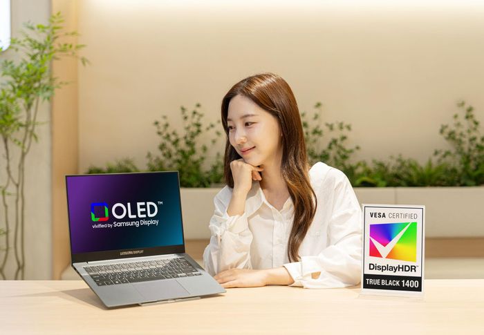 Tấm nền OLED đạt chứng nhận VESA DisplayHDR True Black 1400 của Samsung Display trên laptop Lenovo Yoga Pro 9i Aura Edition.