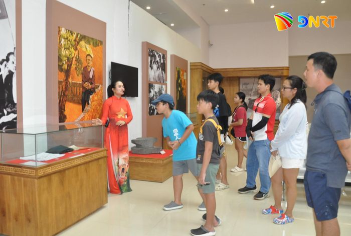 Thuyết minh viên giới thiệu các kỷ vật và truyền tải những câu chuyện cảm động về sự hy sinh thầm lặng của các Mẹ Việt Nam anh hùng đến với du khách. Ảnh LÊ HÙNG