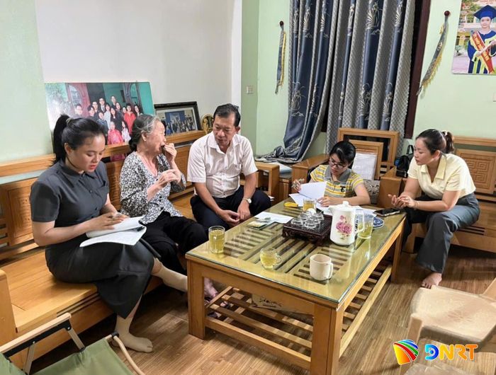 Hằng năm, Quần thể Tượng đài Mẹ Việt Nam anh hùng tổ chức nhiều đoàn công tác tìm đến gia đình các Mẹ Việt Nam anh hùng để sưu tầm tư liệu, kỷ vật. Ảnh: N.H.C