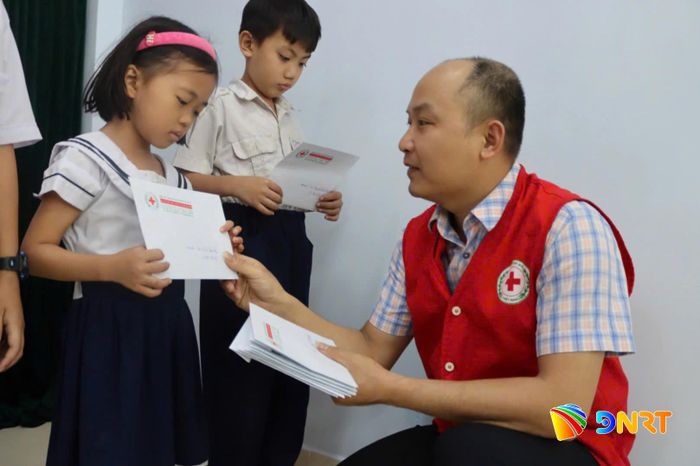 Ông Nguyễn Tiến Lâm, Phó Chủ tịch Hội Chữ thập đỏ Việt Nam thành phố Đà Nẵng trao học bổng cho học sinh do Tổ chức Children Above All - Aid (CAA.A) tài trợ. Ảnh: Hội Chữ thập đỏ Việt Nam thành phố Đà Nẵng cung cấp