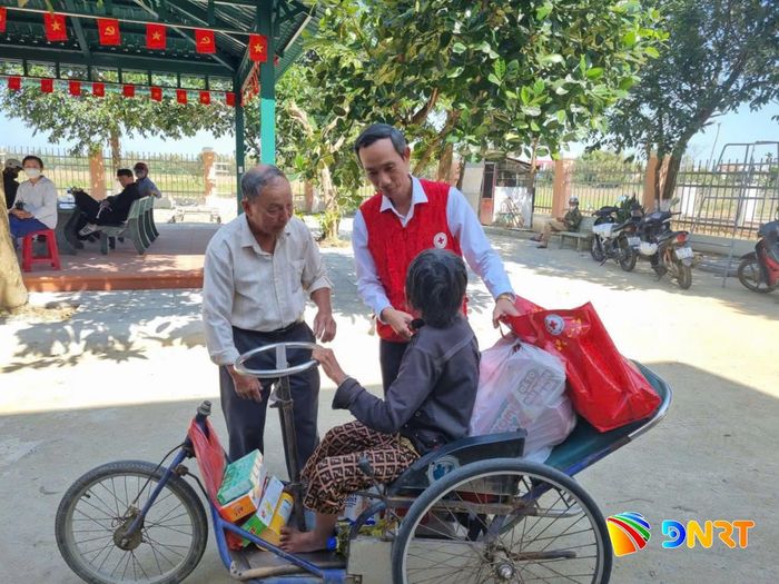 Ông Lê Tấn Minh, Chủ tịch Hội Chữ thập đỏ Việt Nam thành phố Đà Nẵng (bên phải) thăm hỏi người dân trong chương trình Chợ Tết Nhân ái 2026 tại xã Điện Bàn Tây. Ảnh: Hội Chữ thập đỏ Việt Nam thành phố Đà Nẵng cung cấp