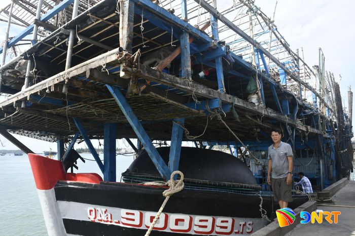 Ngư dân Đỗ Thương (thôn Đông An, xã Núi Thành) có thu nhập cao sau chuyến câu mực khơi ở ngư trường Trường Sa.