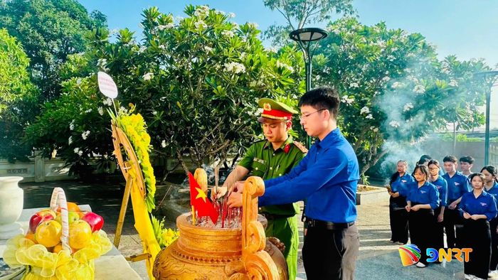 Trong không khí trang nghiêm, tuổi trẻ phường Hòa Khánh thành kính dâng hương tri ân các Anh hùng liệt sĩ đã hy sinh vì độc lập, tự do của Tổ quốc. Ảnh: CTV