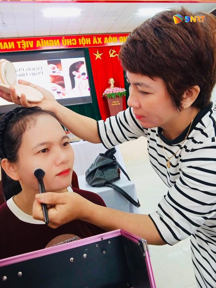 Đào tạo nghề trang điểm giúp phụ nữ xã Đồng Dương có thêm kỹ năng, tạo việc làm và nâng cao thu nhập. Ảnh: ĐVCC
