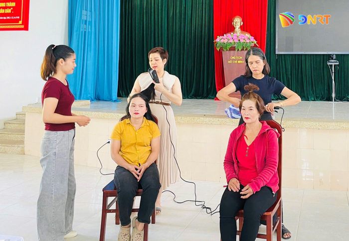 Học viên xã Đồng Dương thực hành kỹ năng trang điểm trong lớp đào tạo nghề dành cho lao động nữ. Ảnh: ĐVCC
