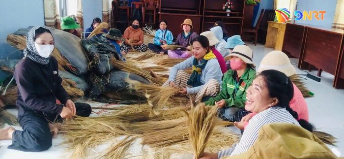 Mô hình “Tổ liên kết phụ nữ làm chổi đót” tại xã Hùng Sơn góp phần tạo việc làm cho hội viên phụ nữ miền núi. Ảnh: ĐVCC