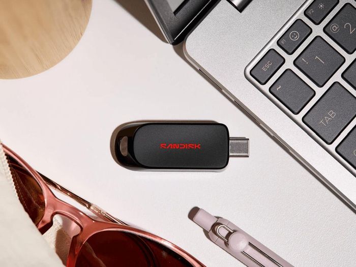 Dòng SanDisk CZB có kích thước dưới 2 inch và trọng lượng chỉ 6 gram.