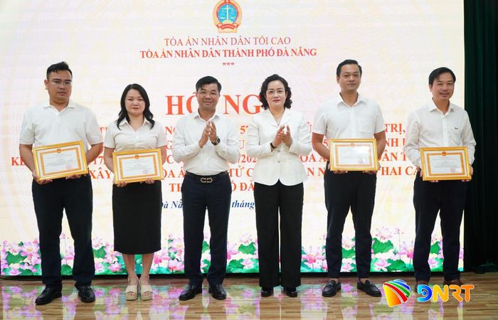 Chiều 13/7, Tòa án nhân dân thành phố Đà Nẵng tổ chức hội nghị sơ kết triển khai chuyển đổi số và đề án xây dựng Tòa án điện tử. TRONG ẢNH: Phó Chánh án Tòa án nhân dân tối cao Nguyễn Hải Trâm (thứ 3, từ phải sang) và lãnh đạo Tòa án nhân dân thành phố Đà Nẵng khen thưởng các cá nhân có thành tích trong triển khai chuyển đổi số và xây dựng Tòa án điện tử. Ảnh: VINH ANH