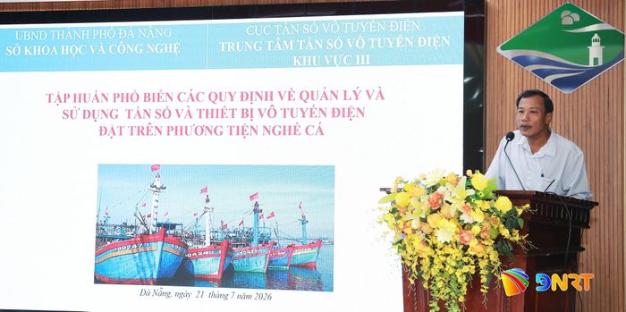 Đại diện Trung tâm Tần số vô tuyến điện khu vực III phổ biến quy định về việc sử dụng tần số và thiết bị vô tuyến điện đặt trên phương tiện nghề cá. Ảnh: ĐẮC MẠNH