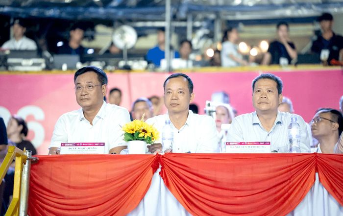 Bí thư Thành ủy, Trưởng đoàn Đại biểu Quốc hội thành phố Lê Ngọc Quang (trái) và Chủ tịch UBND thành phố Nguyễn Mạnh Hùng (phải) theo dõi DIFF 2026.
