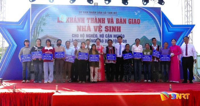Hỗ trợ 21 công trình nhà vệ sinh cho các hộ gia đình đồng bào dân tộc Co. Ảnh: D.LỆ