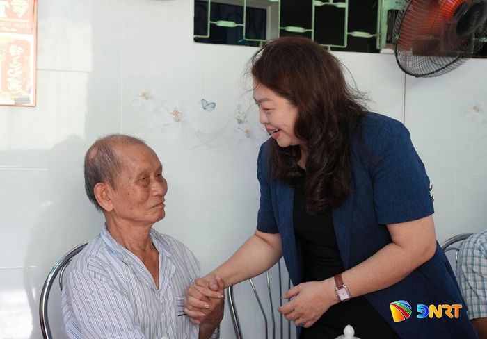 Phó Chủ tịch Thường trực Ủy ban MTTQ Việt Nam thành phố Nguyễn Thị Thu Lan thăm hỏi sức khỏe thương binh Lương Văn Kinh. Ảnh: HỒ QUÂN