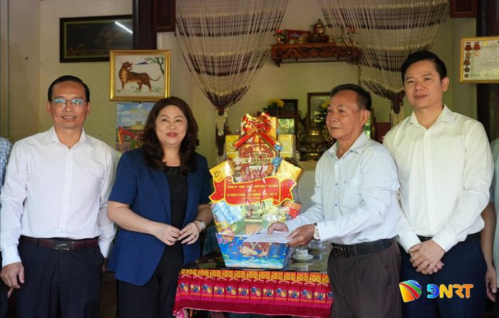 Phó Chủ tịch Thường trực Ủy ban MTTQ Việt Nam thành phố Nguyễn Thị Thu Lan và lãnh đạo phường Tam Kỳ tặng quà cho gia đình ông Nguyễn Quốc Việt. Ảnh: HỒ QUÂN
