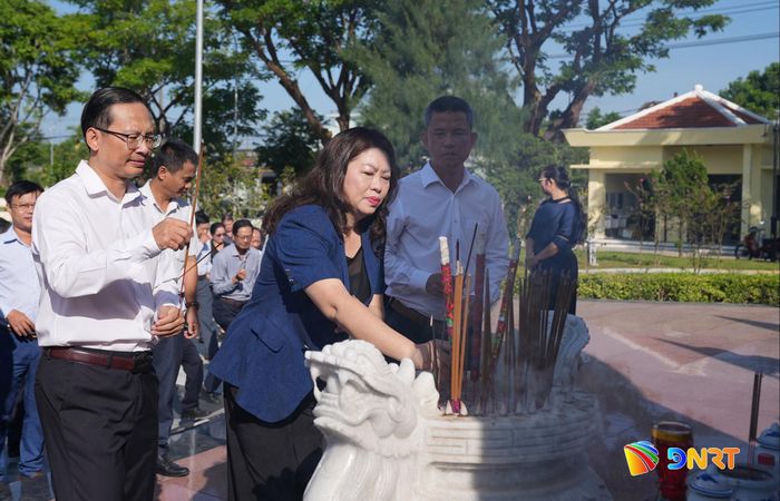 Phó Chủ tịch Thường trực Ủy ban MTTQ Việt Nam thành phố Nguyễn Thị Thu Lan dâng hương tại Tượng đài chiến thắng Mậu Thân. Ảnh: HỒ QUÂN