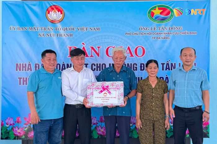 Ủy ban MTTQ Việt Nam xã Núi Thành phối hợp Hội Doanh nhân Cựu chiến binh thành phố Đà Nẵng vừa tổ chức bàn giao Nhà Đại đoàn kết cho gia đình ông Đinh Tấn Linh. Ảnh: ĐVCC
