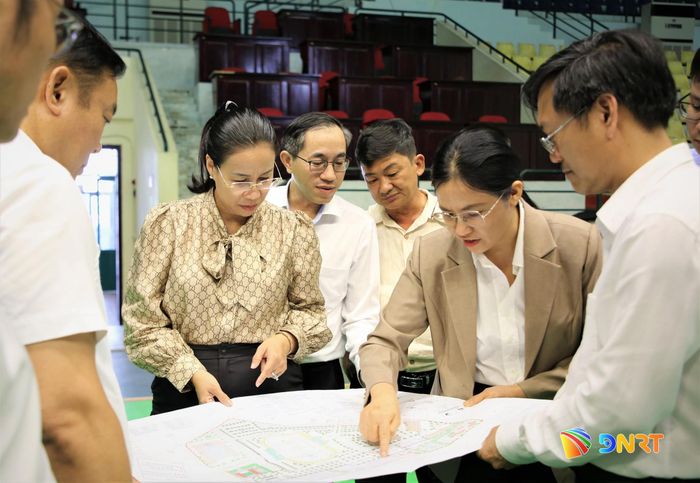 Phó Chủ tịch UBND thành phố Nguyễn Thị Anh Thi nghe các đơn vị báo cáo hiện trạng và công tác nâng cấp Nhà thi đấu Thể dục thể thao Quảng Nam, cùng các hạng mục phụ trợ. Ảnh: ALĂNG NGƯỚC