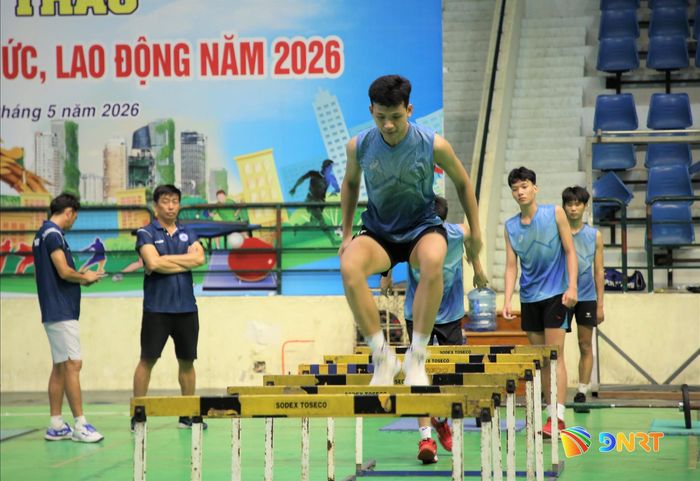 Các vận động viên luyện tập tại Nhà thi đấu Thể dục thể thao Quảng Nam. Ảnh: ALĂNG NGƯỚC