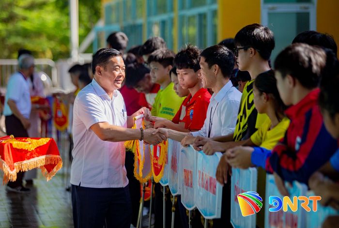 Ban tổ chức trao cờ lưu niệm cho các đội tham dự. Ảnh: BẢO LÂM