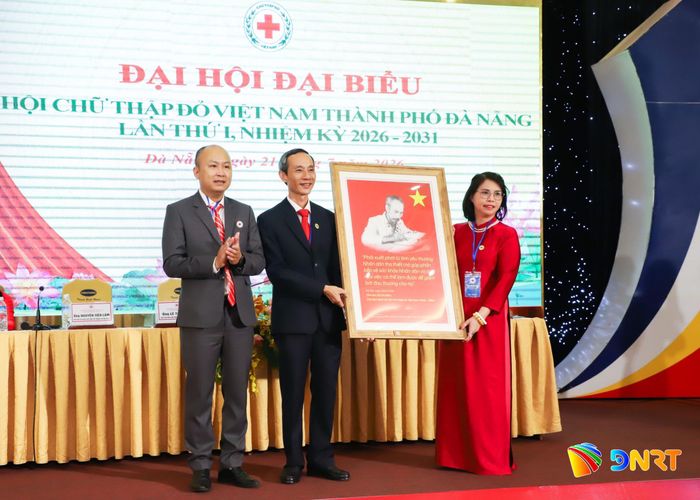 Trung ương Hội chữ thập đỏ Việt Nam tặng ảnh Bác Hồ cho đại hội. Ảnh: NGỌC PHÚ