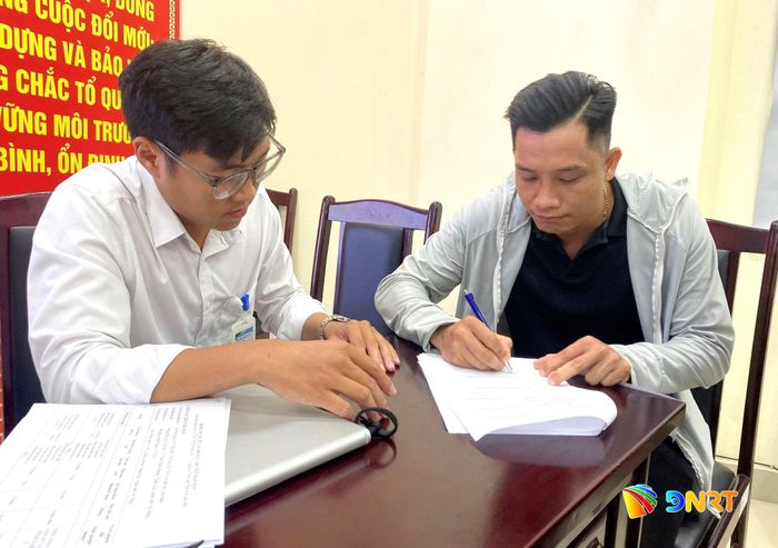 Đại điện các tổ chức, cá nhân được xét duyêt ký nhận hồ sơ trúng thầu. Ảnh: KHÁNH LINH