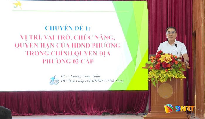 Trưởng ban Pháp chế HĐND thành phố Lương Công Tuấn, báo cáo viên lớp bồi dưỡng. Ảnh: VĂN HẢI