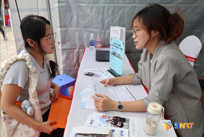 Các ứng viên tham gia ngày hội việc làm tại Trường Đại học Ngoại ngữ. Ảnh: NGỌC HÀ