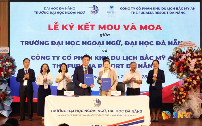 Trường Đại học Ngoại ngữ ký kết hợp tác với 15 doanh nghiệp, đối tác. Ảnh: NGỌC HÀ