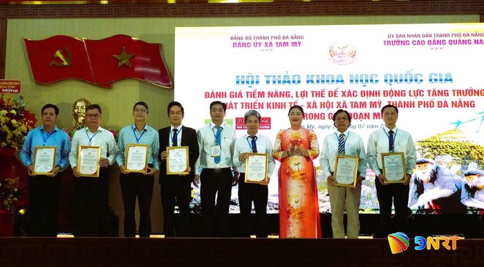 Trao chứng nhận cho các nhà khoa học tham dự hội thảo. Ảnh: D.LỆ