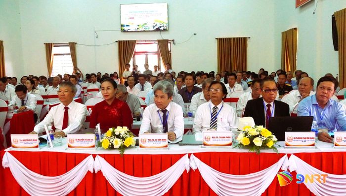 Lãnh đạo thành phố Đà Nẵng và các nhà khoa học tham dự hội thảo. Ảnh: D.LỆ