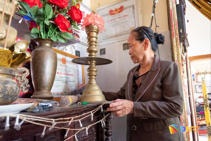 Truyền thống cách mạng của gia đình bà Nguyễn Thị Vy trở thành tấm gương sáng cho thế hệ trẻ noi theo. Ảnh: HOÀNG ĐẠO