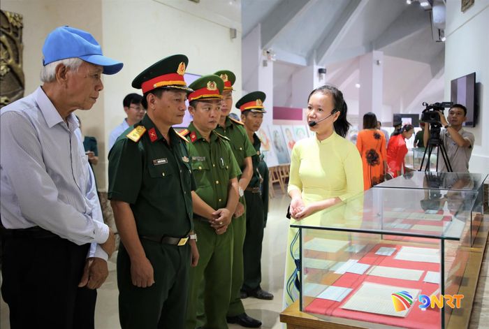 Cán bộ, chiến sĩ và du khách lắng nghe thuyết minh về kỷ vật với những câu chuyện giản dị và đầy xúc động của các thương binh, liệt sĩ trải qua trong thời chiến. Ảnh: ALĂNG NGƯỚC