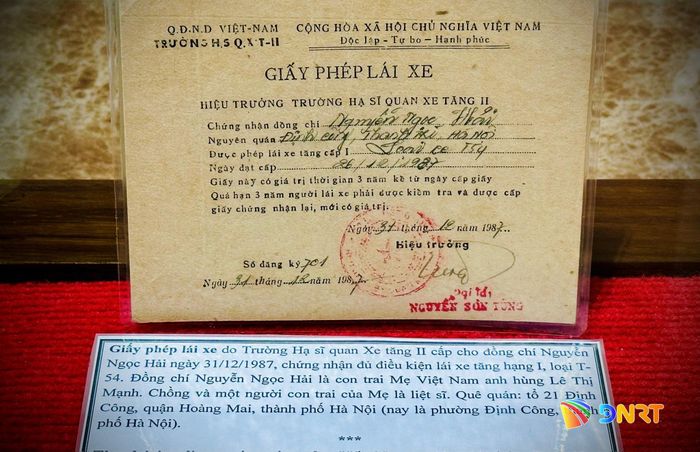 Giấy phép lái xe của Hiệu trưởng Trường Hạ sĩ quan xe tăng II cấp cho đồng chí Nguyễn Ngọc Hải vào năm 1987. Ông Hải là con của Mẹ Việt Nam anh hùng Lê Thị Mạnh (Hà Nội). Ảnh: ALĂNG NGƯỚC