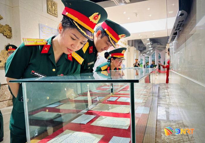 Cán bộ quân đội tìm đọc những dòng bức xúc động của các liệt sĩ gửi người thân trong kháng chiến. Ảnh: ALĂNG NGƯỚC