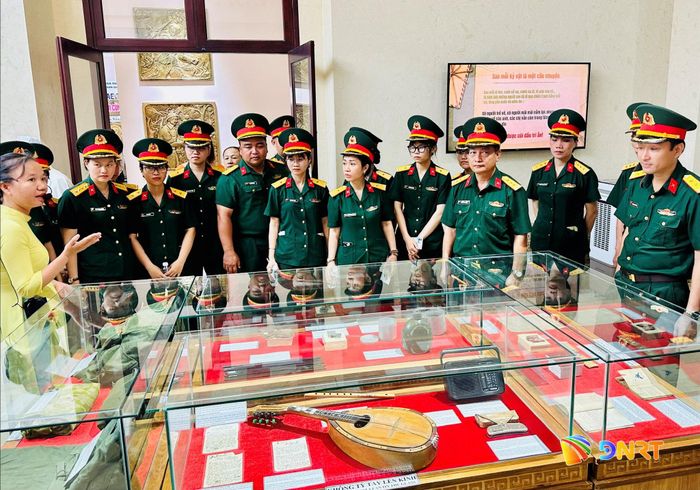 Cán bộ, chiến sĩ Trường Thiếu sinh miền Trung tham quan không gian trưng bày hiện vật lịch sử. Ảnh: ALĂNG NGƯỚC
