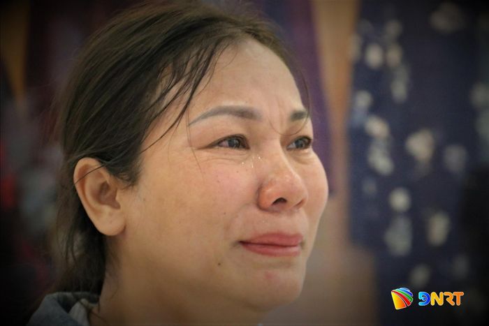 Bà Phạm Thị Kim Dung (45 tuổi, ở phường Vinh Phú, tỉnh Nghệ An) xúc động khi chứng kiến hiện vật lịch sử cùng câu chuyện thuyết minh tại không gian trưng bày. Ảnh: ALĂNG NGƯỚC