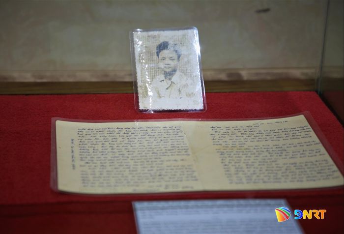 Di ảnh và bức thư của liệt sĩ Lê Tiến Thông (1965 - 1990) hy sinh tại chiến trường Campuchia gửi mẹ (Mẹ Việt Nam anh hùng Lê Thị Sơn, quê tại phường Nguyệt Viên, tỉnh Thanh Hóa). Ảnh: ALĂNG NGƯỚC
