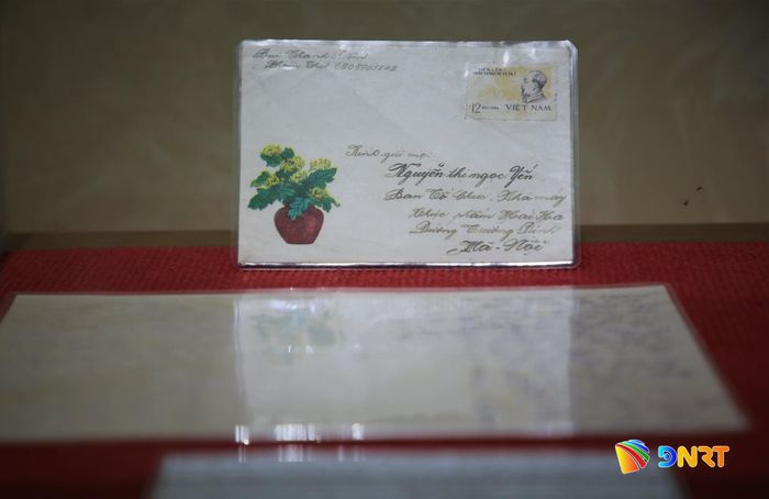 Bì thư và nội dung bức thư của liệt sĩ - Anh hùng phi công vũ trụ Bùi Thanh Liêm (1949 - 1981) gửi mẹ (Mẹ Việt Nam anh hùng Nguyễn Thị Ngọc Yến). Ảnh: ALĂNG NGƯỚC