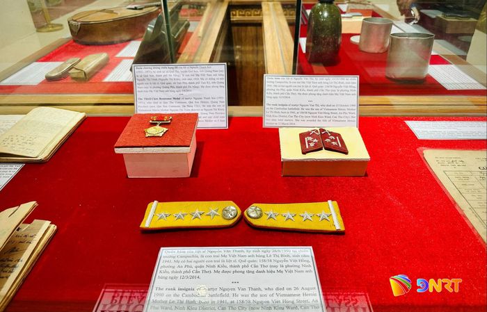 Quân hàm, huân chương, sổ ghi chép, giấy báo tử... cùng nhiều kỷ vật của các chiến sĩ được trưng bày tại chuyên đề. Ảnh: ALĂNG NGƯỚC