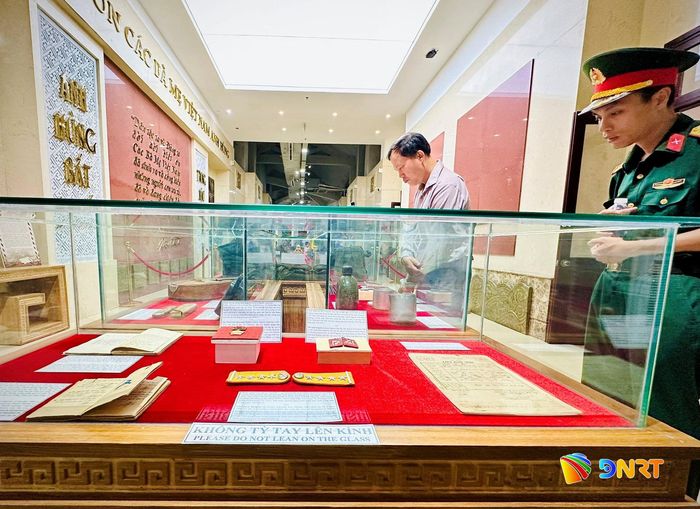 Mỗi hiện vật là một câu chuyện lịch sử, được gìn giữ suốt hàng chục năm, góp phần tri ân sự hy sinh, cống hiến của các anh hùng liệt sĩ. Ảnh: ALĂNG NGƯỚC