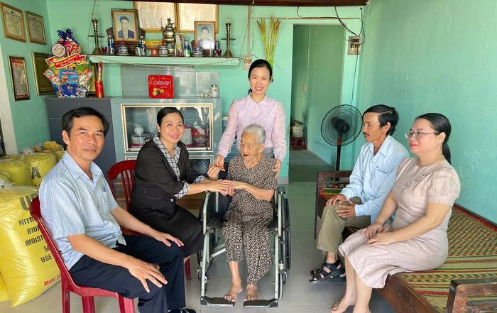 Chi bộ Văn phòng Đảng ủy xã Đại Lộc thăm mẹ Nguyễn Thị Cầm. Ảnh: NGUYỄN TUYẾT