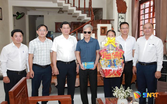 Phó Chủ tịch Thường trực HĐND thành phố Trần Phước Sơn (thứ 3 từ trái qua) trao quà cho gia đình thương binh Đỗ Sinh. Ảnh: ĐẮC MẠNH
